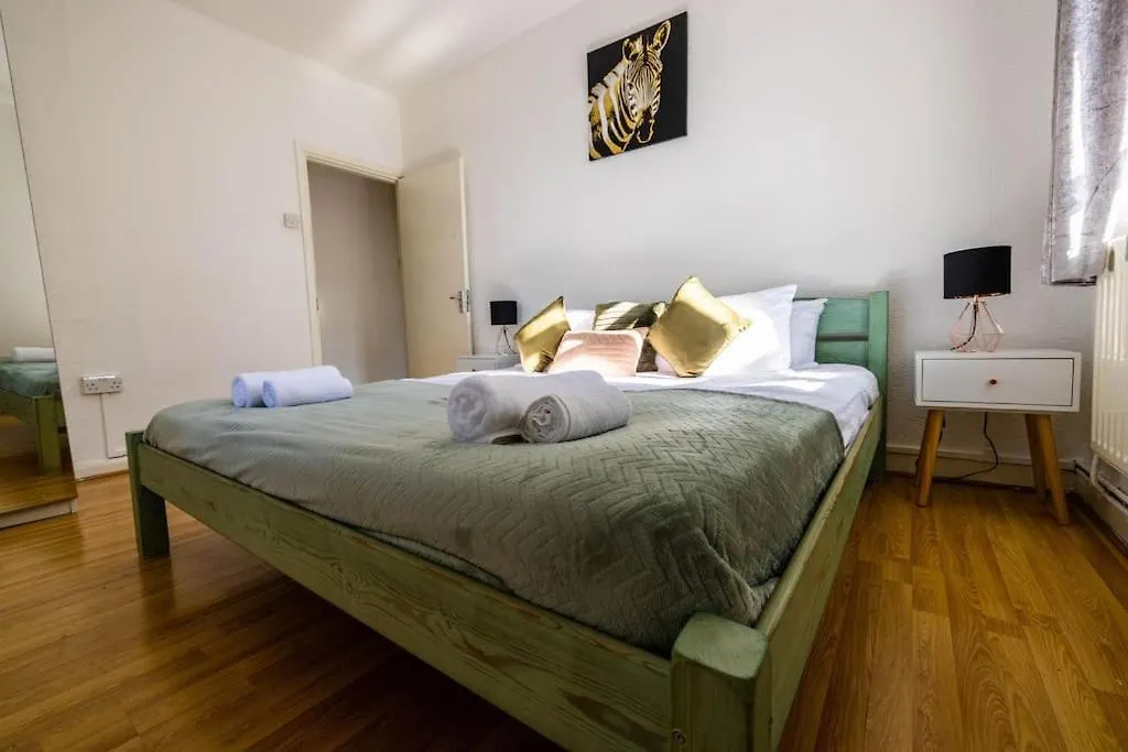 Апартаменты Pristine 3 Beds Hackney E9 Лондон